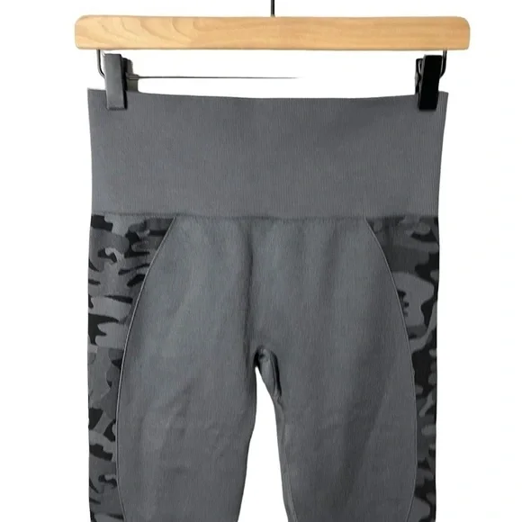 Zyia Active Performance High Rise Leggings Gray Camo Size Medium Athletic - Picture 4 of 7